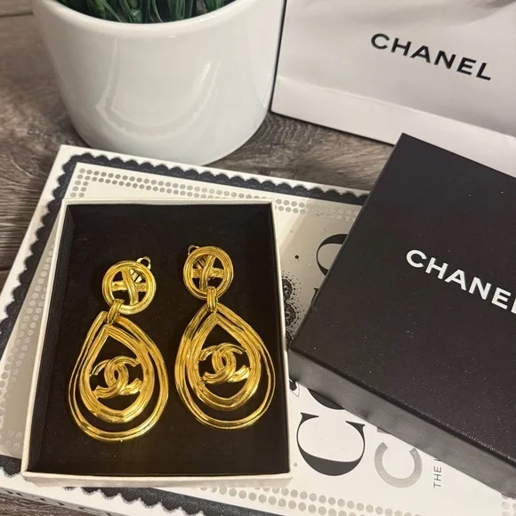 Beautiful CHANEL Vintage Elegant Gold CCStatement Drop Clip On Earrings